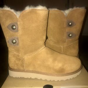 Ugg chestnut size 8